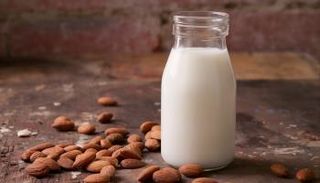 فوائد تناول حليب اللوز