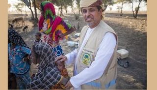 أحد أفراد المؤسسة مع الأطفال 