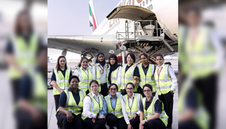 فريق طيران الإمارات من النساء الذي تعاون على تجهيز رحلة "ئي كيه 225"