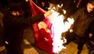 متظاهرون يونانيون يحرقون العلم التركي بشوارع أثينا