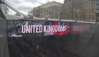 لافتات ترحب بزيارة ولي العهد السعودي للندن