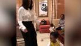 بالفيديو.. ميشيل أوباما تلتقي الطفلة المعجبة بلوحتها وترقص معها