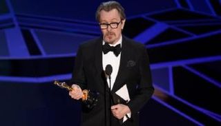 جاري أولدمان يحمل الأوسكار