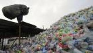 بالفيديو.. بحر من النفايات البلاستيكية في إندونيسيا