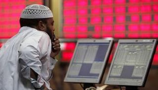 أحد المستثمرين يتابع الهبوط الكبير لمؤشر قطر 