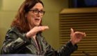 زبدة الفستق وعصير البرتقال والويسكي.. أحدث تهديد أوروبي لترامب