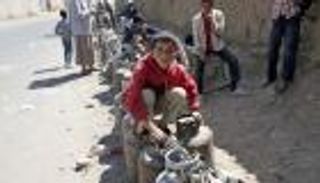 النقص الكبير في المحروقات يزيد من معاناة اليمنيين