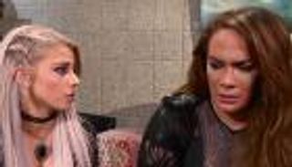 أليكسا بليس تشجع نيا جاكس وتتسبب في بكائها