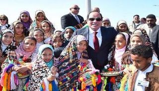 الرئيس المصري عبدالفتاح السيسي بين أطفال محافظة مطروح- أرشيف