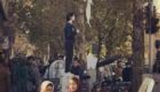 إيران تسجن "أيقونة" الاحتجاجات عامين لخلع الحجاب