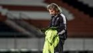 الشباب السعودي يعلن إقالة المدرب الأوروجوياني كارينيو 