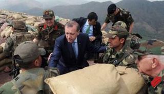 أردوغان وسط جنود وقادة عسكريين من الجيش التركي
