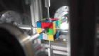 روبوت يحطم الرقم القياسي في حل مكعب روبيك