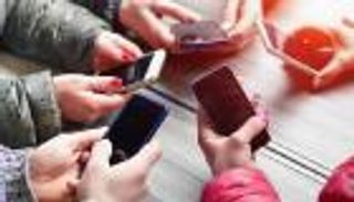 خبراء نفسيون: مدمنو الهواتف أكثر رغبة في التواصل وليس العزلة