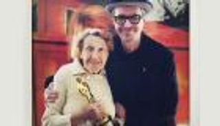 جاري أولدمان ينشر صورة لوالدته وهي تحمل الأوسكار 