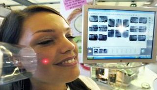 مريضة تخضع لأشعة لتقييم حالة ضرس العقل 