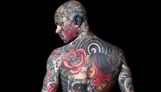 شاب يستعرض رسوم التاتو على جسده