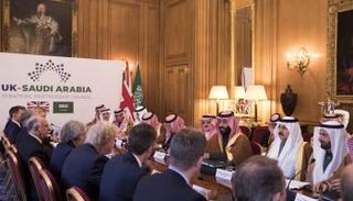 محمد بن سلمان خلال اجتماع الوفد السعودي والحكومة البريطانية - رويترز