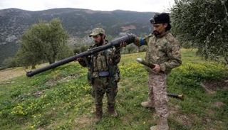 مقاتلون تابعون للجيش التركي قرب عفرين