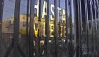 مقهى أمريكي يمنع دخول أفراد الشرطة.. تعرف على السبب