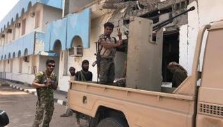 أحد افراد الجيش اليمني يرفع إشارة النصر في المخا - رويترز