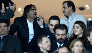 أمير قطر ووالده حمد بن خليفة خلال إحدى مباريات باريس سان جيرمان