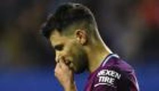 أجويرو يكشف مدة غيابه عن الملاعب