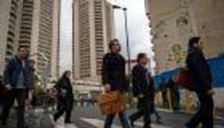 انهيار الريال يشل سوق العقارات الإيراني