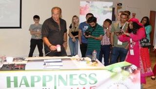 تفاعل الجمهور مع أحد الرسامين بالمهرجان