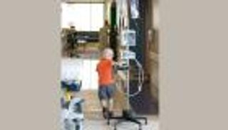 يعملون 3 آلاف ساعة إضافية ليتمكن زميلهم من رعاية ابنه المريض