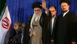 حفيد الخميني إلى يسار المرشد علي خامنئي- أرشيفية