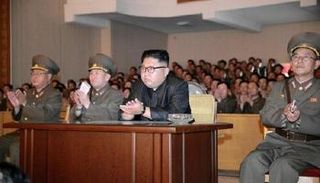  زعيم كوريا الشمالية كيم جونج أون وسط قادته العسكريين - أرشيفية