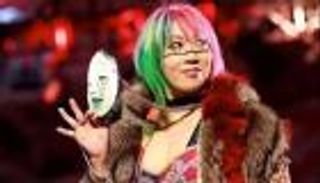 أسكا تتحدى تشارلوت في عرض "راسلمانيا"