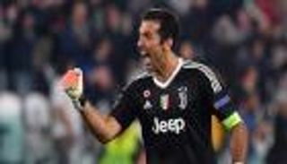 بوفون يفكر في البقاء بالملاعب موسما جديدا