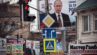 لوحات دعائية للرئيس الروسي فلاديمير بوتين