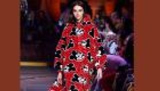 بالفيديو.. عرض أزياء بمناسبة عيد ميلاد ميكي ماوس الـ90