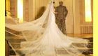 بالصور.. تعقد زفافا وهمياً لإسعاد جدها المريض