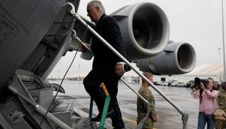 تيلرسون لدى مغادرته العاصمة الكينية نيروبي- رويترز