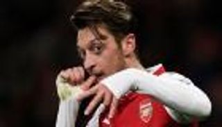 أوزيل يكشف سبب تجديد عقده مع أرسنال