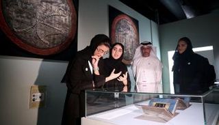 نورة الكعبي خلال جولة في معرض "الحج.. رحلة في الذاكرة"