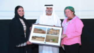 نهيان بن مبارك يكرم 43 امرأة قطعْن الصحراء من العين إلى أبوظبي