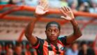 لاعب شاختار بين قطبي مانشستر