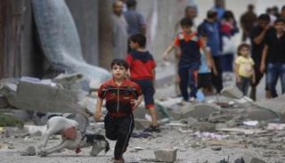 أطفال يلهون في شوارع غزة رغم ضيق الحال