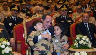 السيسي مع أبناء الشهداء