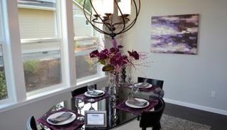 الأورجواني الغامق مطلوب في المنزل 