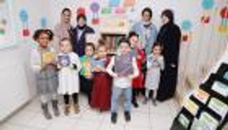 "كلمات لتمكين الطفل" توزع أولى مكتبات مبادرة "تبنى مكتبة" في فرنسا