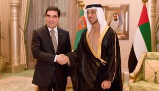 الشيخ منصور بن زايد آل نهيان خلال لقائه رئيس تركمانستان 