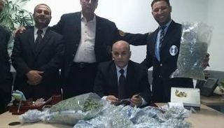 صورة من المضبوطات التي كانت بحوزة الراكب