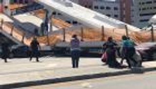 بالصور.. انهيار جسر للمشاة في فلوريدا وأنباء عن سقوط قتلى وجرحى