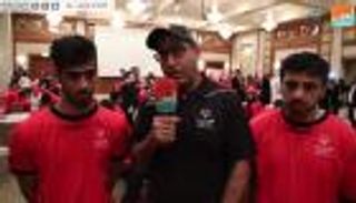 مدرب منتخب الإمارات لألعاب القوى للأولمبياد الخاص يحاور لاعبيه